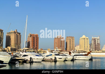 Le Pearl-Qatar et yachts et bateaux dans la Marina Banque D'Images