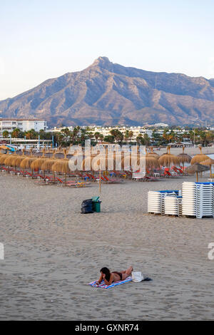 Plage de Puerto Banus, Marbella, La concha mountain en arrière-plan. Le coucher du soleil. Andalousie, Costa del Sol, Espagne. Banque D'Images