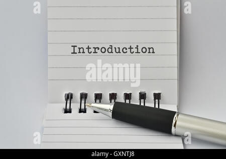 Introduction de mots écrits sur du papier et un stylo Banque D'Images