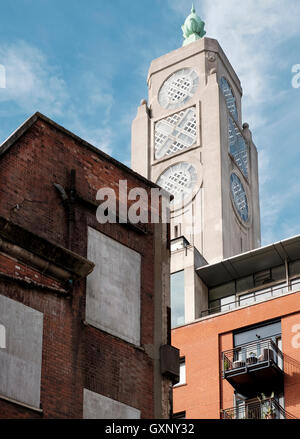 Londres - 12 septembre 2016 : l'architecture de l'Oxo Tower sur London South Bank contraste avec le bâtiment ancien. Banque D'Images