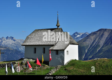 L'église et de Bettmeralp drapeaux dans les Alpes suisses, en Valais, Suisse Banque D'Images