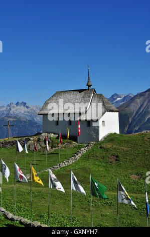 L'église et de Bettmeralp drapeaux dans les Alpes suisses, en Valais, Suisse Banque D'Images