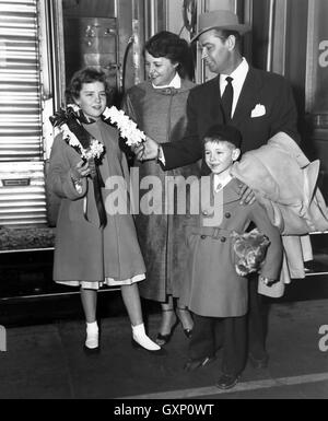 ALAN LADD (1913-1964) acteur de cinéma américain avec sa famille à propos de 1956. Femme Sue Carol, fille Alana et plus jeune fils David Banque D'Images