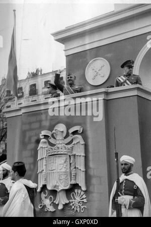 FRANCISCO Franco (1892-1975) de l'Espagne Caudillo lors d'un défilé militaire à Madrid en avril 1941 pour marquer le deuxième anniversaire de gagner la guerre civile Banque D'Images