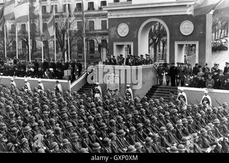 FRANCISCO Franco (1892-1975) lors d'une parade militaire à Madrid en avril 1941 pour marquer le deuxième anniversaire de gagner la guerre civile Banque D'Images