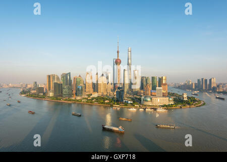 Shanghai skyline vue panoramique le long de la rivière Huangpu à Shanghai, Chine Banque D'Images