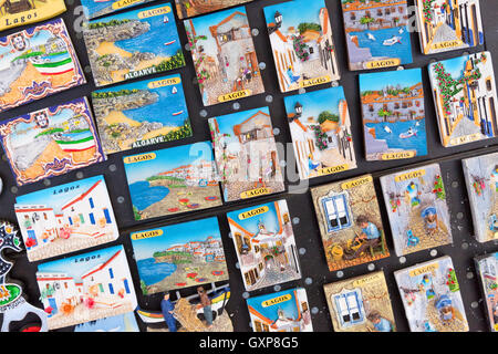 Des aimants de réfrigérateur à vendre comme souvenirs, Lagos, Algarve, Portugal, Europe Banque D'Images