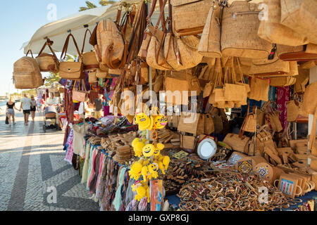 Cadeaux liège traditionnel en vente sur un étal de Cork, Lagos Algarve Portugal Europe Banque D'Images