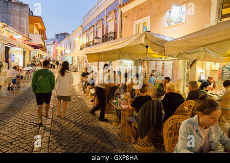 Vous pourrez manger dans les restaurants à l'extérieur au crépuscule, à Lagos, en Algarve, au Portugal, en Europe Banque D'Images