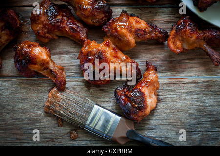 Ailes de poulet avec sauce bbq fumé pour rafraîchir Banque D'Images