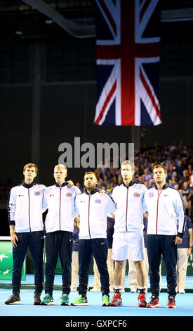 La société britannique Jamie Murray (à gauche), Kyle Edmund (deuxième à gauche), Daniel Evans (centre), Andy Murray (deuxième à droite) et le capitaine Leon Smith (à droite) au cours de la première journée de la Coupe Davis à l'Emirates Arena, Glasgow. Banque D'Images