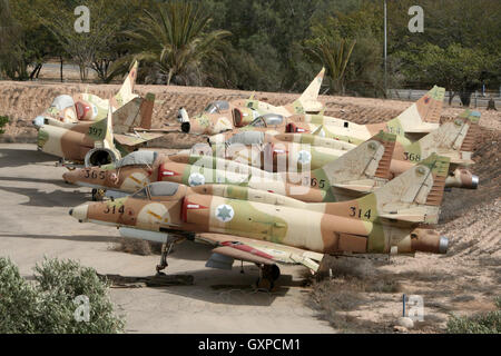 Ex de l'Air Israélienne Douglas A-4 Skyhawks stocké à l'Hatzerim Airforce Museum de Beer-Sheva, Israël Banque D'Images