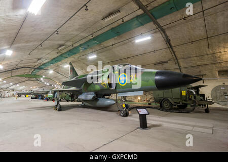 Le Suédois Saab Viggen fighter jet sur l'affichage dans le Aeroseum Musée de l'aviation militaire dans une vieille base souterraine près de Göteborg. Banque D'Images