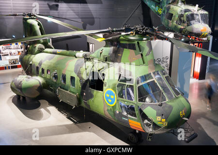 Boeing Vertol 107 (hkp4) Hélicoptère Sea Knight sur l'affichage dans le musée de la force aérienne suédoise à la base aérienne de malmen Banque D'Images