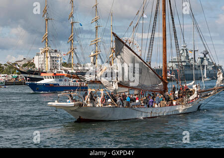 Les bateaux de passage à la Hanse Sail 2016 à Rostock Warnemünde , Allemagne. Banque D'Images