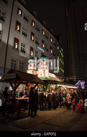 Une partie du grand marché de Noël à Kaufingerstrasse, Munich les plus coûteux en Allemagne Banque D'Images