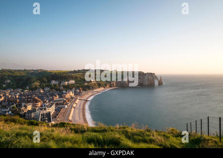 Vue panoramique sur les célèbres falaises d'Etretat en Normandie au coucher du soleil, France Banque D'Images