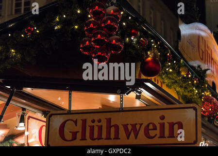 L'une des nombreuses cabanes en bois servant du gluhwein au marché de Noël de Kaufingerstrasse, la rue commerçante la plus chère de Munich Banque D'Images