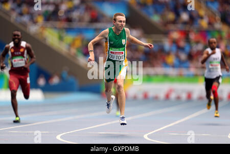 L'Afrique du Sud Charl du Toit gagne l'Athlétisme 400m Hommes T37 pendant la finale de la neuvième jour des Jeux Paralympiques de Rio 2016 à Rio de Janeiro, Brésil. Banque D'Images