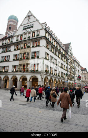 Le grand magasin, Hirmer décoré avec des décorations de Noël dans Kaufingerstrasse, Munich les plus coûteux de la rue commerçante Banque D'Images