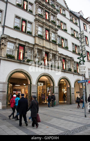 Le grand magasin Hirmer est décoré de décorations de Noël dans Kaufingerstrasse, la rue commerçante la plus chère de Munich Banque D'Images