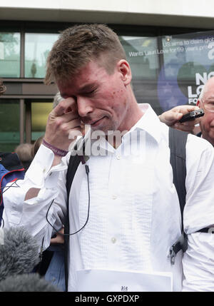 Lauri l'amour, qui est accusé d'intrusion dans des ordinateurs du gouvernement des États-Unis, montre l'émotion à l'extérieur de Westminster Magistrates' Court, Londres, où un juge a décidé qu'il peut être extradé vers les États-Unis de la Grande-Bretagne à subir son procès. Banque D'Images