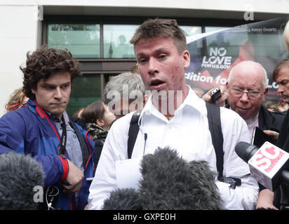 Lauri l'amour, qui est accusé d'intrusion dans des ordinateurs du gouvernement américain, parle aux médias en dehors de Westminster Magistrates' Court, Londres, où un juge a décidé qu'il peut être extradé vers les États-Unis de la Grande-Bretagne à subir son procès. Banque D'Images