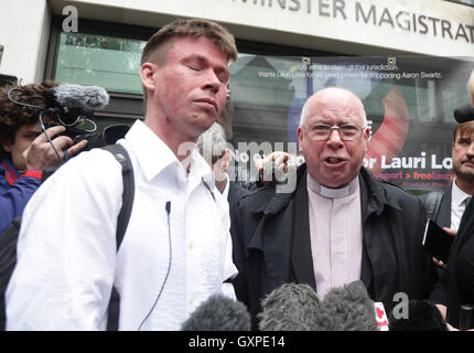 Lauri Love (à gauche), qui est accusé d'intrusion dans des ordinateurs du gouvernement américain, avec le père Rev Alexander l'amour à l'extérieur de Westminster Magistrates' Court, Londres, où un juge a décidé qu'il peut être extradé vers les États-Unis de la Grande-Bretagne à subir son procès. Banque D'Images