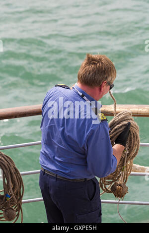 Membre d'équipage à bord du bateau à vapeur Waverley préparation des cordes en Septembre Banque D'Images