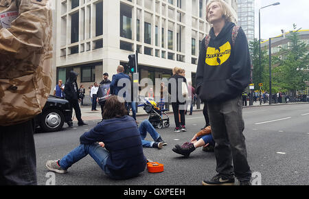 Les partisans de Lauri aime apporter le trafic à l'arrêt en dehors de Westminster Magistrates' Court de Londres, tout en chantant 'aucun amour pour le gouvernement des États-Unis", comme un juge a décrété que l'homme autiste accusé d'intrusion dans des ordinateurs du gouvernement américain peut être extradé vers les États-Unis de la Grande-Bretagne à subir son procès. Banque D'Images