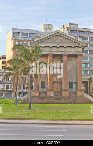 L'église Trinity à Montevideo au coucher du soleil avec des bâtiments. Banque D'Images