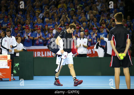 La société britannique Andy Murray marche off après avoir perdu au cours de la première journée de la Coupe Davis à l'Emirates Arena, Glasgow. Banque D'Images