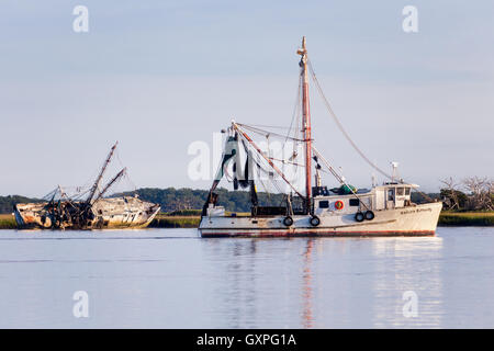 Madame Butterfly shrimp boat en passant par l'épave Sassy Dame crevettier à Fernandina Beach, Floride Banque D'Images