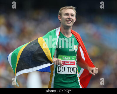 Charl du toit en Afrique du Sud célèbre la victoire de la finale masculine T37 de 400 mètres au cours de la huitième journée des Jeux paralympiques de Rio de 2016 à Rio de Janeiro, au Brésil. APPUYEZ SUR ASSOCIATION photo. Date de la photo : jeudi 15 septembre 2016. Le crédit photo devrait se lire comme suit : Andrew Matthews/PA Wire. Banque D'Images