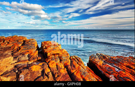 Paysage rocheux sur la côte Atlantique de la péninsule du Cap, au sud-ouest du continent africain, le Cap de Bonne Espérance Banque D'Images
