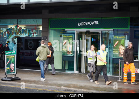 Manchester Piccadilly shop Paddy Power Casino jeux de pari avant les gens extérieurs rue passante Banque D'Images