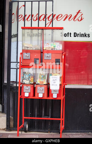 Commerce extérieur de pub traditionnels uk Carlisle, Cumbria Distributeur automatique de plusieurs enfants à monnayeur childs enfants jeunes traiter Banque D'Images