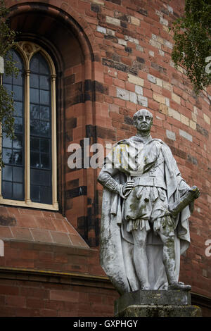 Carlisle Cumbria statue statue William le comte de Lonsdale et homme politique conservateur de la sculpture sur pierre noble Citadelle sculpté Towe Banque D'Images