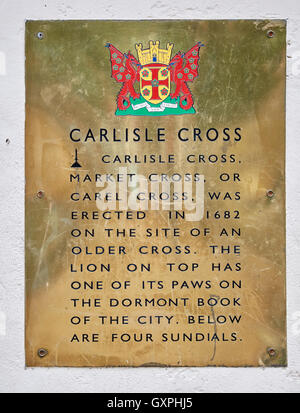 Greenmarket Carlisle Cumbria plaque cross début de l'ancienne Mairie, Greenmarket, Carlisle plaque en laiton ville monument base crest br Banque D'Images