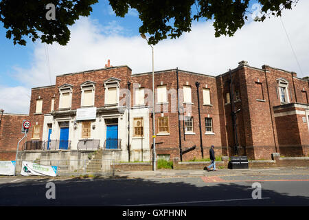 Levenshulme extérieur fermé Piscines abandonnées à l'abandon de la réduction du conseil ex Barlow Road agréables à regarder couler le long de natation piscine sp Banque D'Images