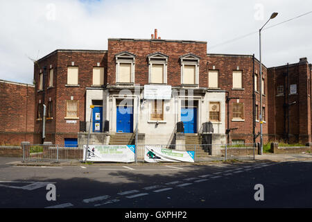 Levenshulme extérieur fermé Piscines abandonnées à l'abandon de la réduction du conseil ex Barlow Road agréables à regarder couler le long de natation piscine sp Banque D'Images