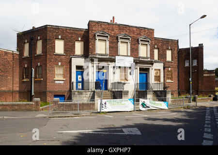 Levenshulme extérieur fermé Piscines abandonnées à l'abandon de la réduction du conseil ex Barlow Road agréables à regarder couler le long de natation piscine sp Banque D'Images