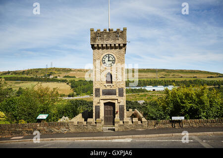 Tour de l'horloge de Stockbridge War Memorial Memorial 1923 La Grande Guerre WW1 guerre mondiale WW2 Clock Tower Gardens Stocksbridge Valley Banque D'Images