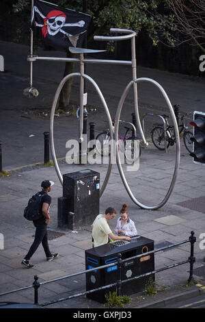 Cycle de vie la gare Deansgate public art George Wylie hors cycle vélo surdimensionnées Location grand drapeau pirate metal scu écossais Banque D'Images