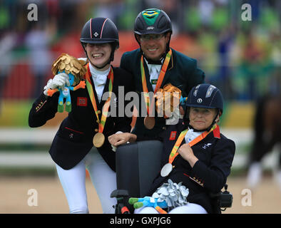 (Gauche-droite) Great Britain's Sophie Christiansen, le Brésil est Sergio Oliva et Grande-bretagne's Anne Dunham célébrer avec l'or, Bronze et Argent respectivement, pour la catégorie de RECOMMANDATION IA Freestyle indépendants au cours de la neuvième journée de la Rio 2016 Jeux paralympiques à Rio de Janeiro, Brésil. Banque D'Images