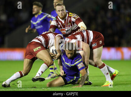 Warrington Wolves' Ashton Sims est abordé par Wigan Warriors Jake Shorrocks (à gauche) et Wigan Warriors Liam Farrell (à droite), lors de la Super 8 match au stade Halliwell Jones, Warrington. Banque D'Images