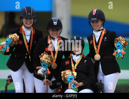 (Gauche-droite) Great Britain's Sophie Christiansen, Natasha Baker, Anne Dunham et Sophie Wells célébrer avec leurs médailles dans les épreuves équestres lors de la neuvième journée de la Rio 2016 Jeux paralympiques à Rio de Janeiro, Brésil. Banque D'Images