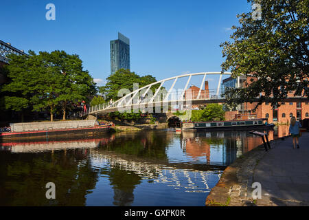 Le castlefield Manchester Beetham tower monument Castlefield piétons traversant à l'aide de la marche sur des marchands d'oiseaux et de Whitby Banque D'Images