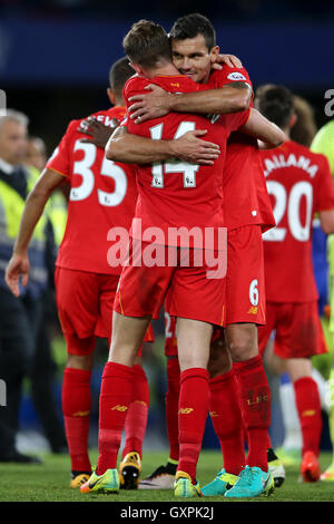 Buteurs de Liverpool, Jordan Henderson (à gauche) et de Liverpool, Dejan Lovren célèbrent la victoire de leur côté après le coup de sifflet final lors de la Premier League match à Stamford Bridge, Londres. Banque D'Images