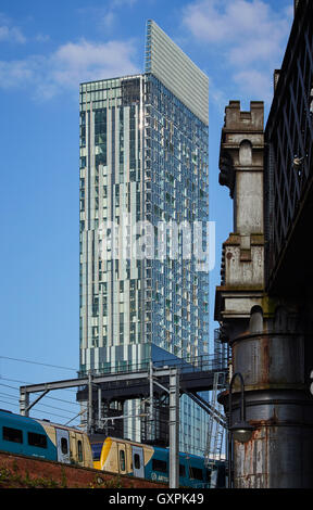 Beetham tower Castlefield Manchester encadrée architecture Victorienne ponts en fer sur l'écart des chemins de propriété architecte properti Banque D'Images
